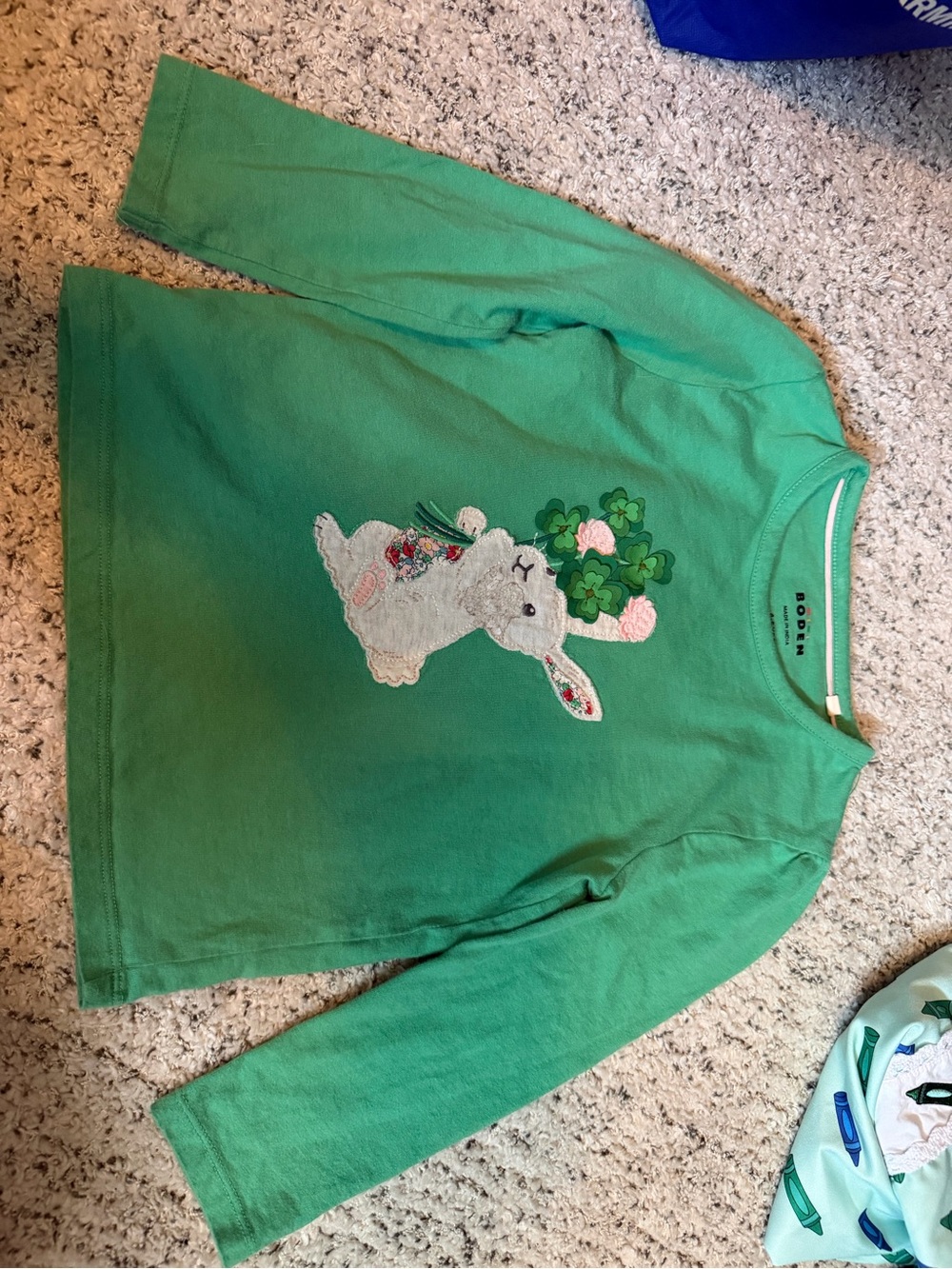 Mini Boden Green Long-Sleeve Tee with Bunny and Clovers Euc size 4 / 5